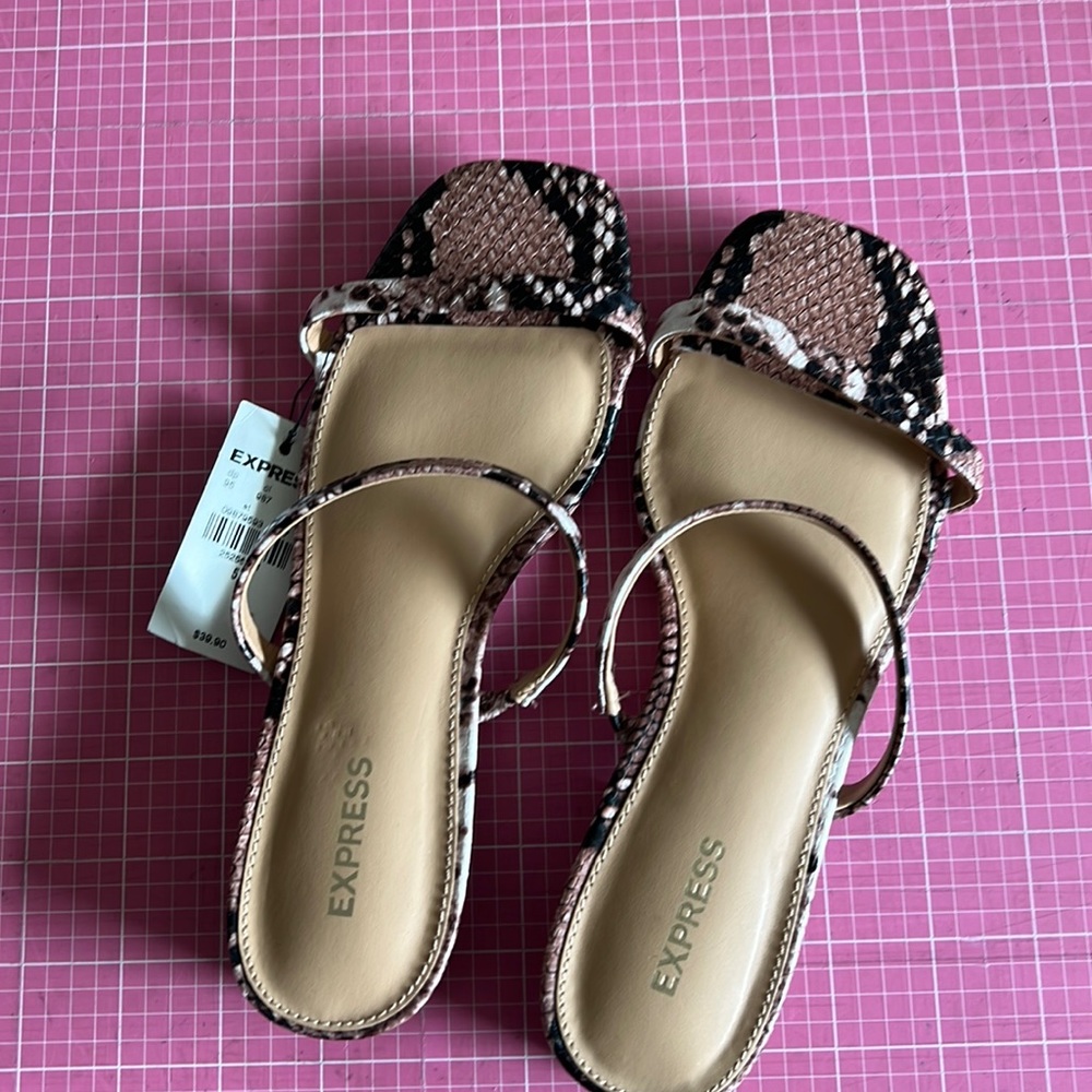 NEw w/tag Express slides size 5.